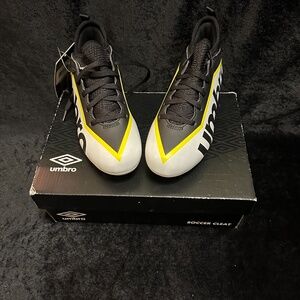 Youth Umbro Pivot Soccer Cleats NWT Size 3Y